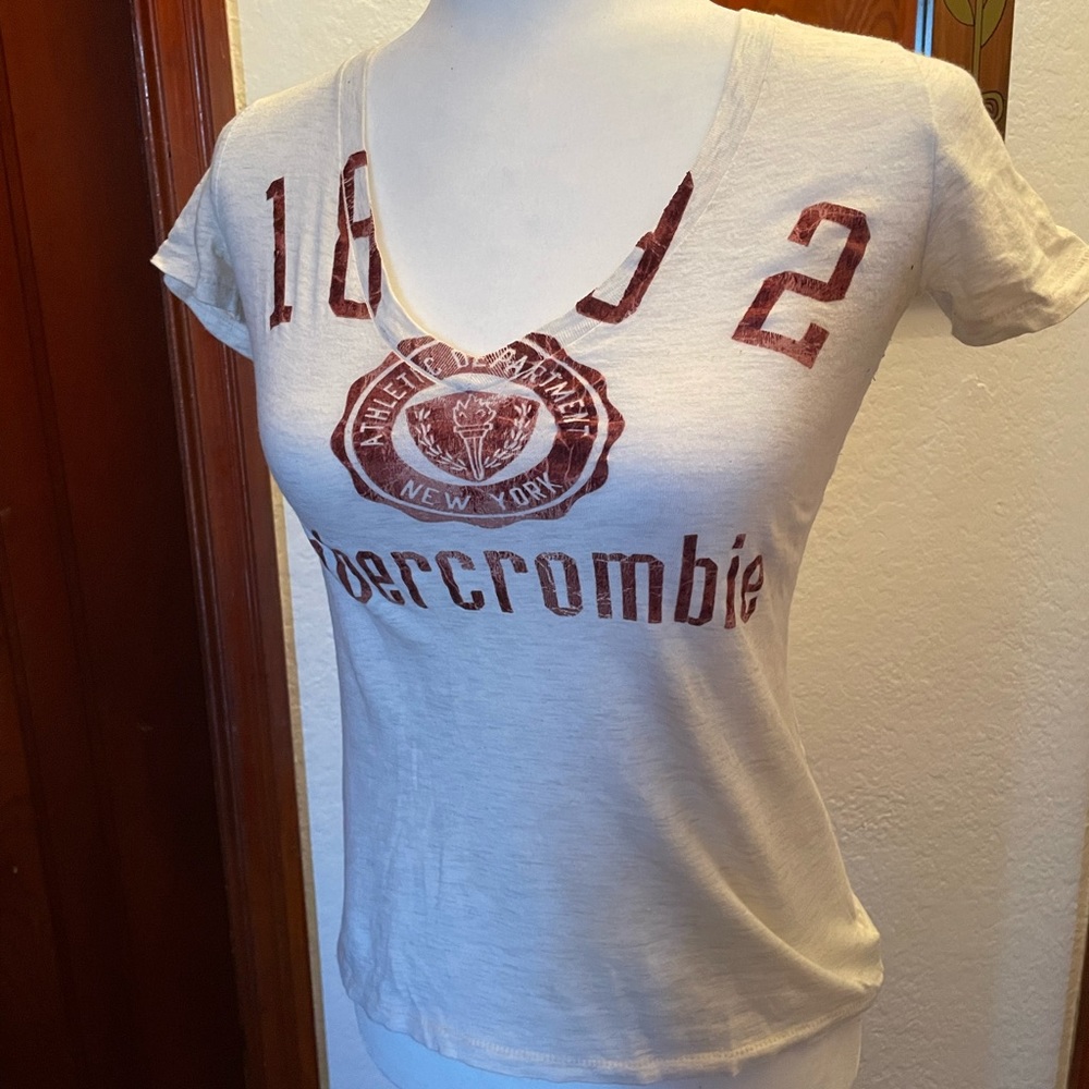 🛍️⭐️ Abercrombie V neck tee 😊